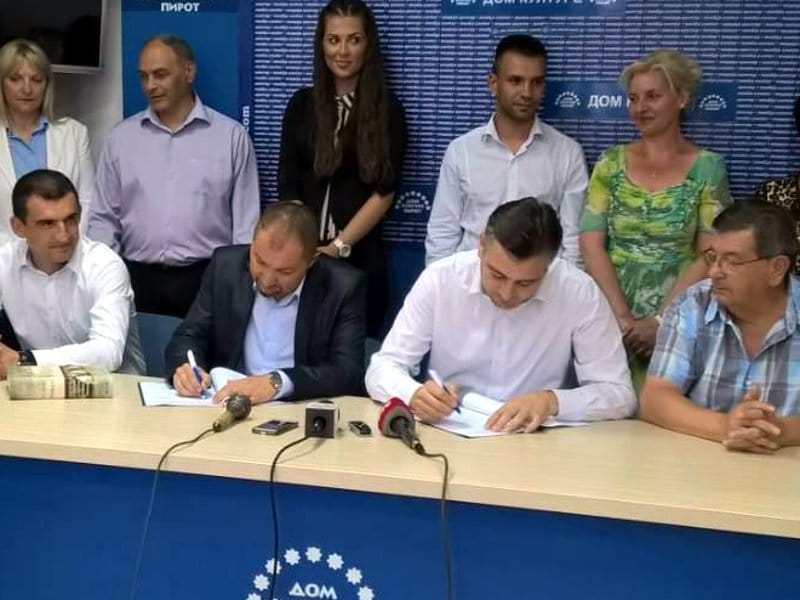 potpis SNS i Vasic foto FB strana SNS Pirot