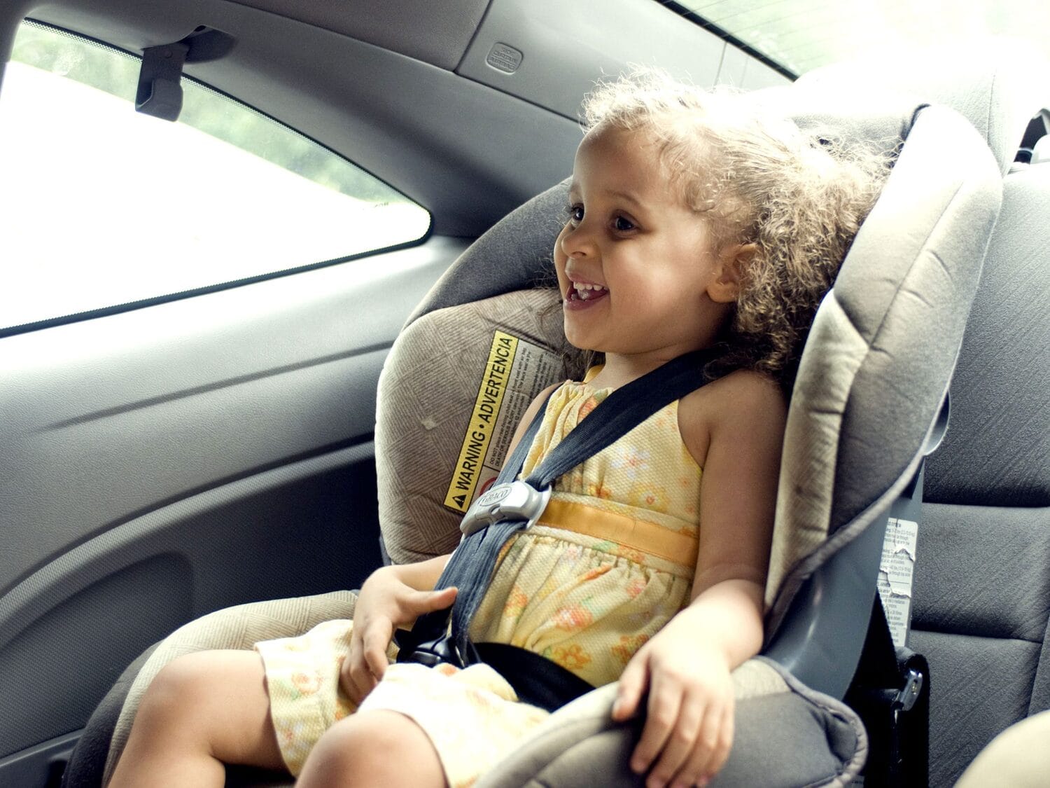 devojcica u sigurnosnom sedistu foto Amanda Mills USCDCP scaled