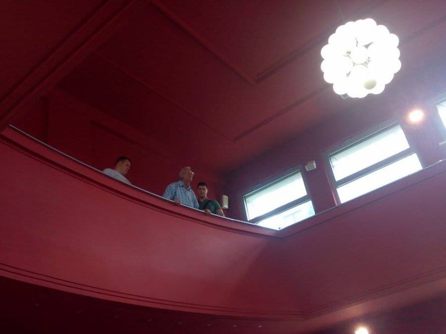 gradjani na sednici skupstine foto v m