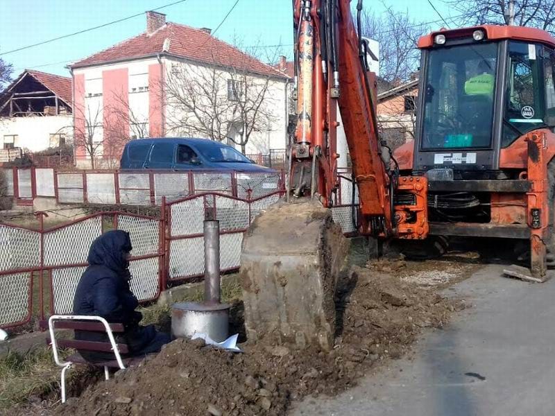 Ženi koja je zimus mesec dana čuvala šaht ponovo pokušali da isključe vodu 9 Ilinka zimus branila saht od masina JKP Blace foto lj m
