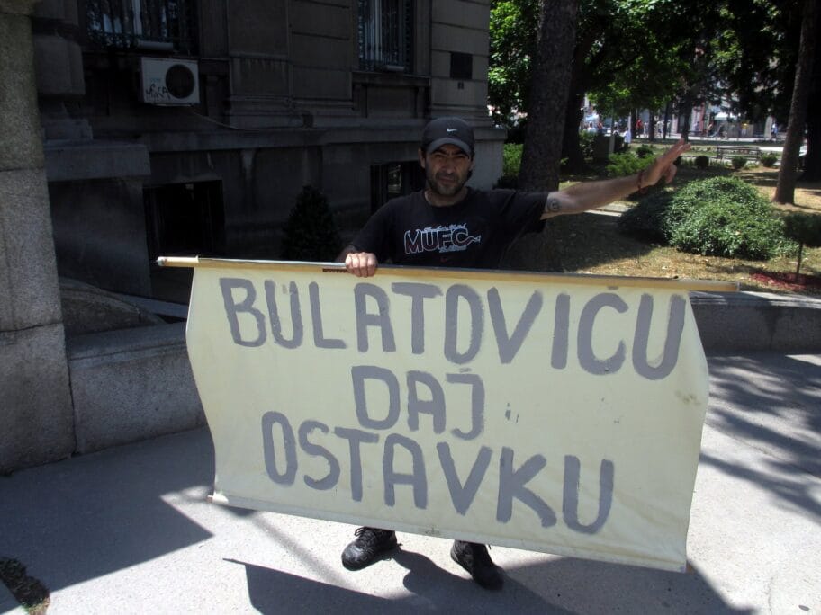 Nišlija protestuje ispred Gradske kuće, traži ostavku gradonačelnika 4 Miroslav Vacic protestuje foto JV J A