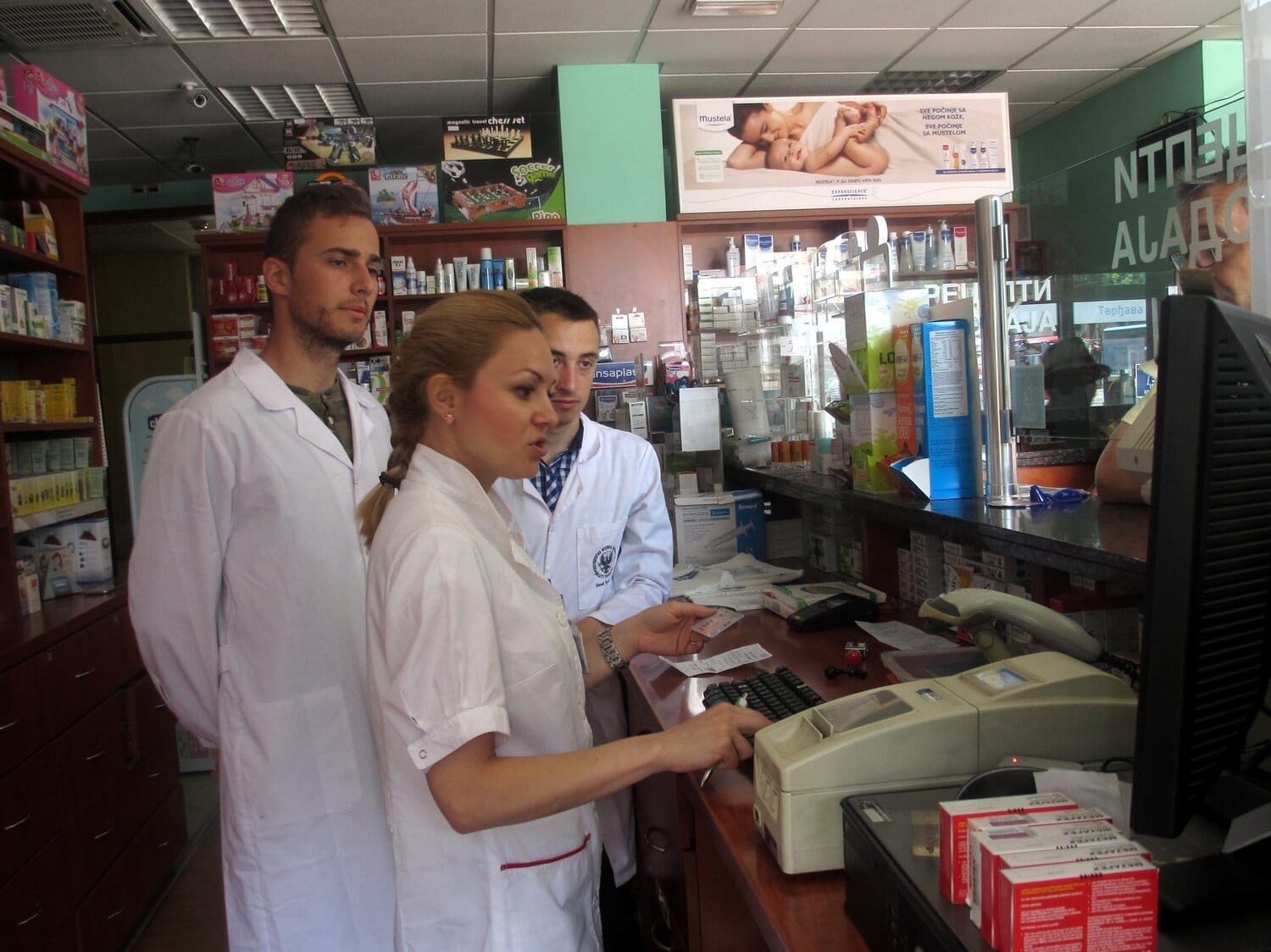 Studenti-na-praksi-u-Apoteci2;-foto:-JV