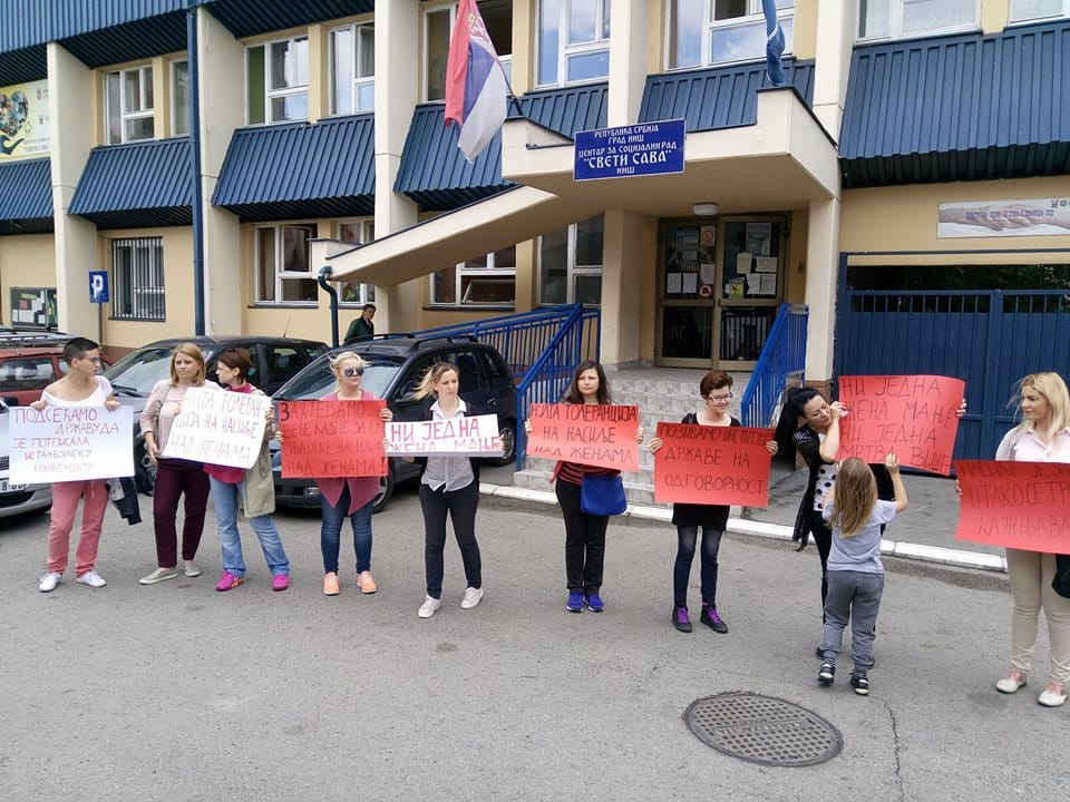 Protest ispred Centra za socijalni rad
