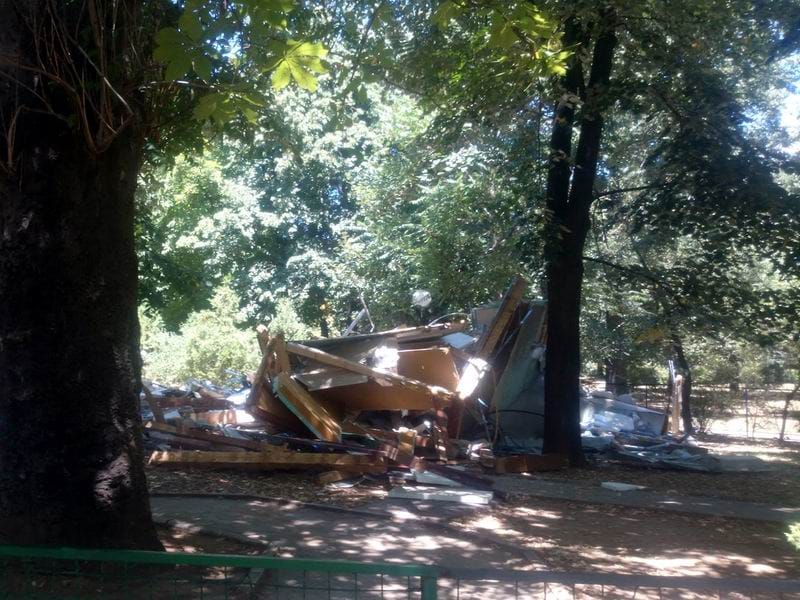 kucica u parku porusena foto i m