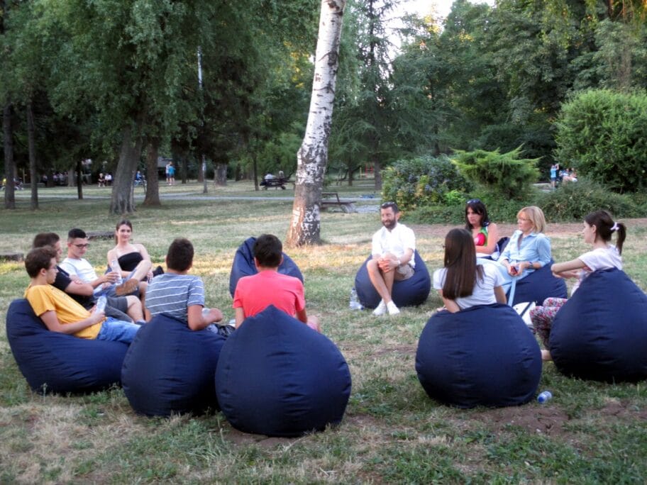 askanje na travi foto Opstina Medijana