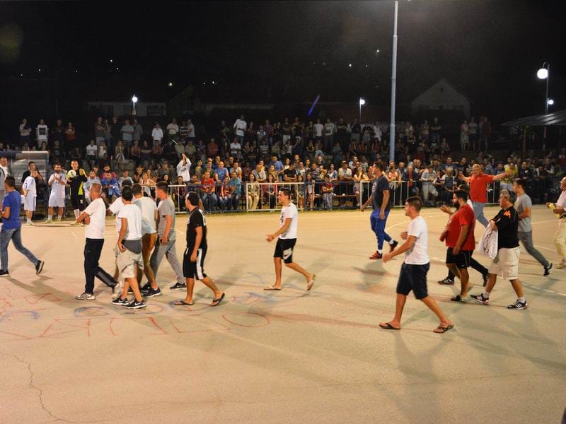Nezadovoljna publika prekinula finale "Vidovdanskog turnira" 7 publika ulazi na teren foto aleksandar kostic