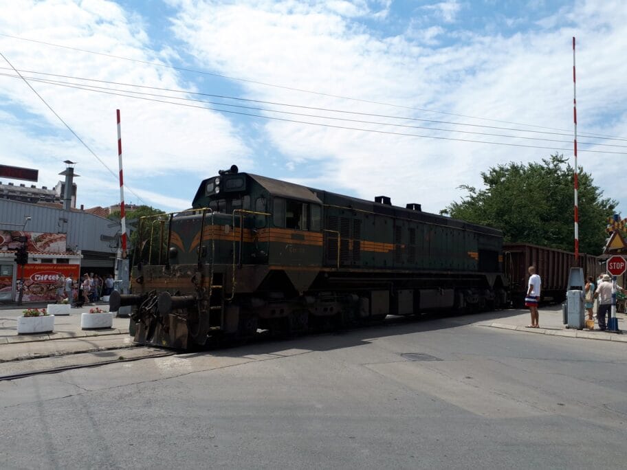 Voz prolazi rampa podignuta foto M G