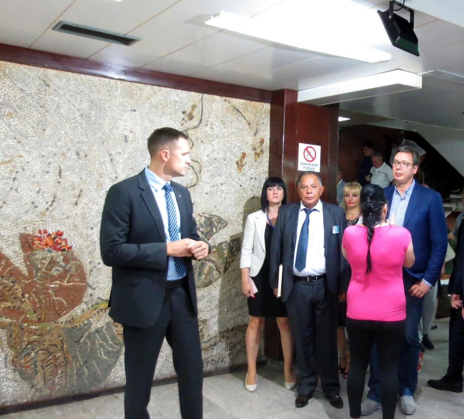 Vučić-i-žena-koja-moli-za-pomoć;-foto:-JV