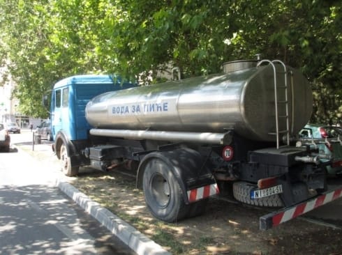 Cisterna sa vodom u nedelju kod niške auto-pijace 17 490x370 cisterna JV arhiva