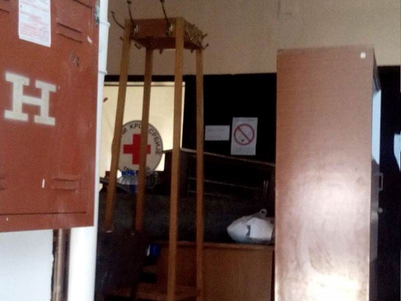 stvari koje su zatekli izbacili su u hodnik