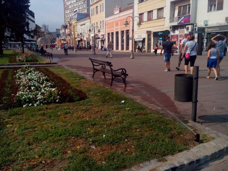 Foto-vest: Prskalice u centru Niša navodnjavaju klupice i bicikle 2 Klupica prskalica JV V M