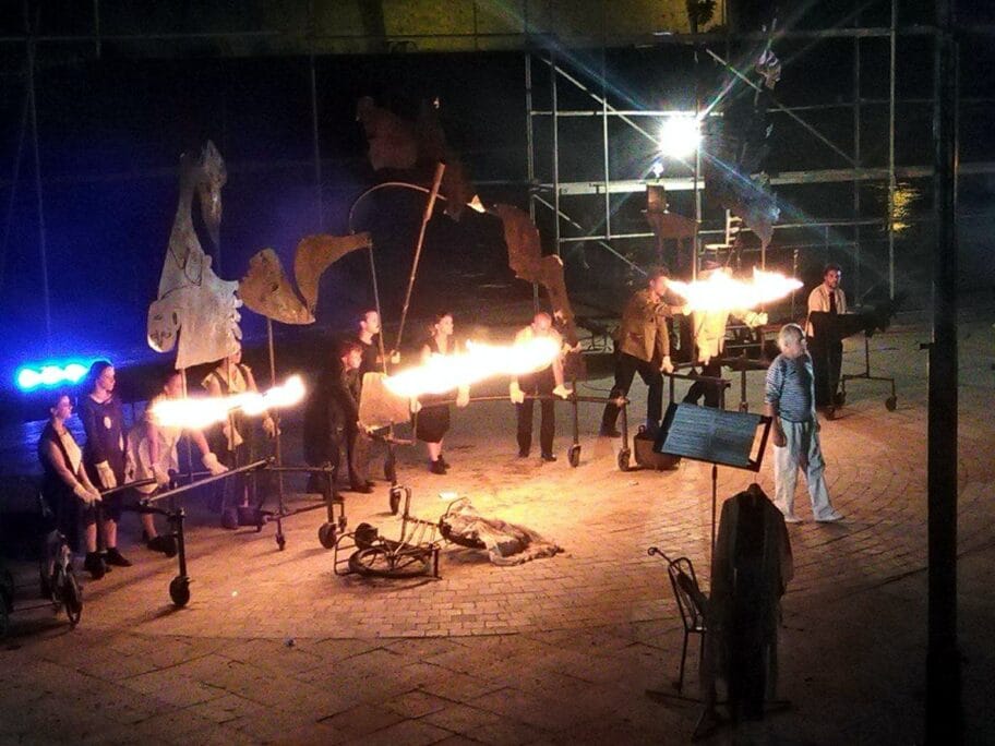 Prepun amfiteatar i mnogo vatre na otvaranju “Nišvilovog” pozorišnog programa 15 Gernika1 foto JV J A