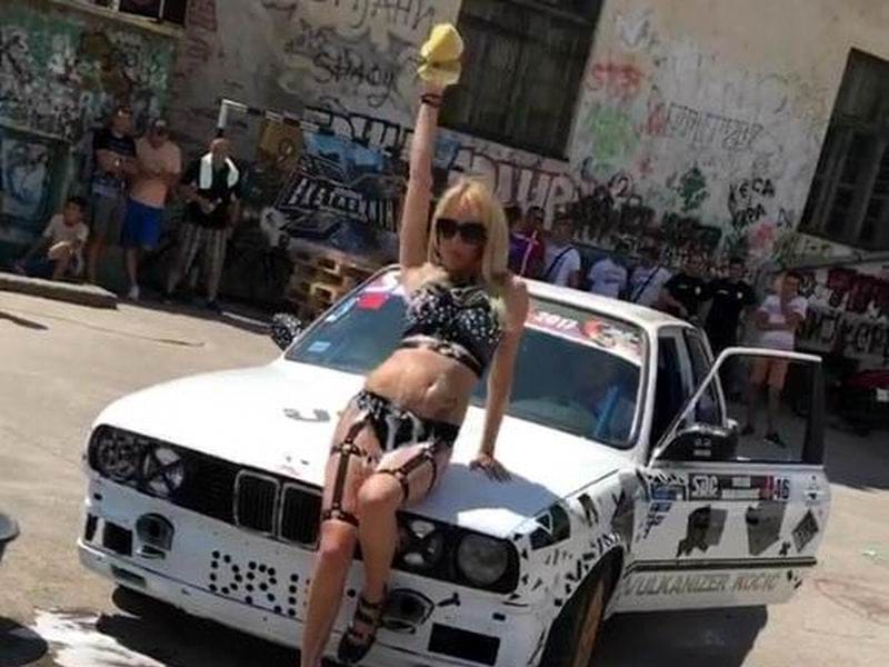 Igračice u seksi-vešu na auto-skupu u dvorištu Gimnazije 10 go go foto privatna arhiva