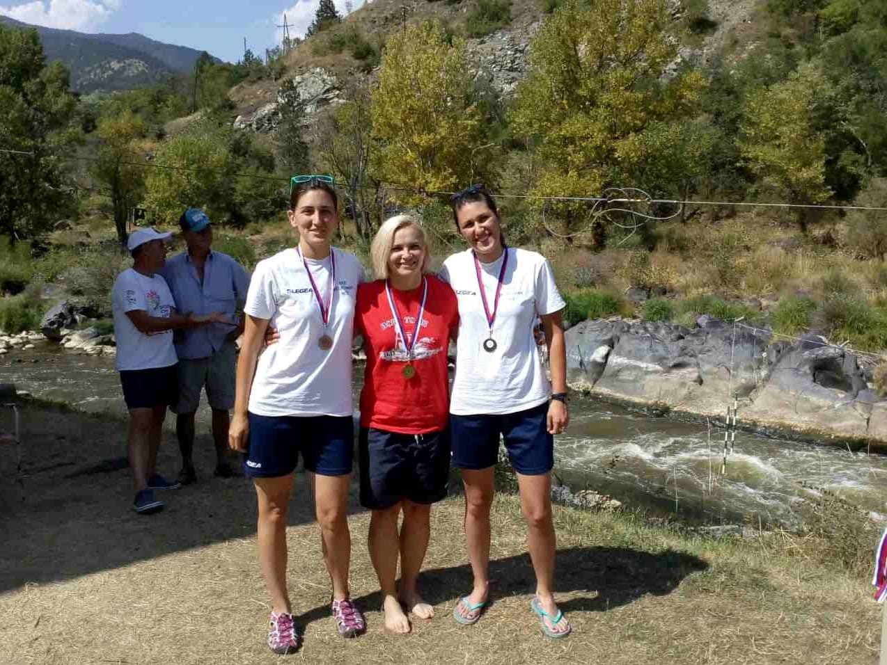 Niške kajakašice Olja i Maja Lazarević i Kristina Petrović