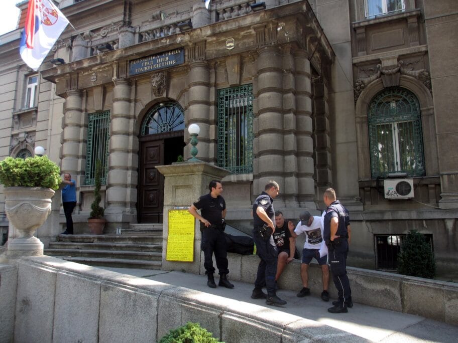 Policija privodjenje foto JV J A