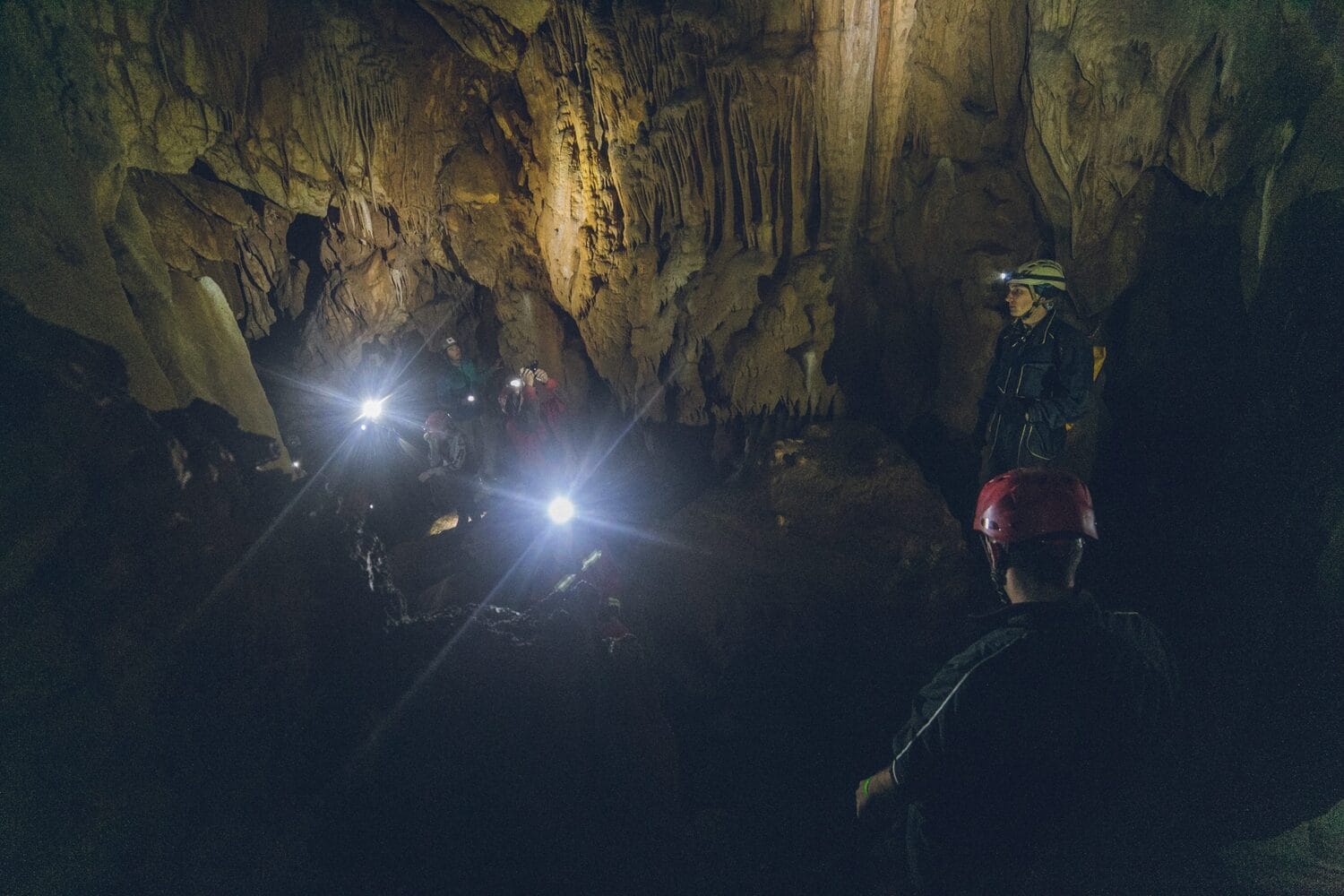 Divlje pecinarenje u pecini Vetrena Dupka Igor Djordjevic scaled