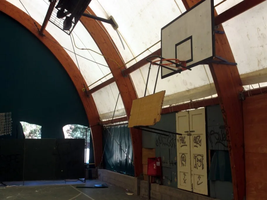 Krivične prijave protiv maloletnika koji su uništili balon salu na Bubnju 19 Unistena balon sala Bubanj foto Vesna Milic scaled