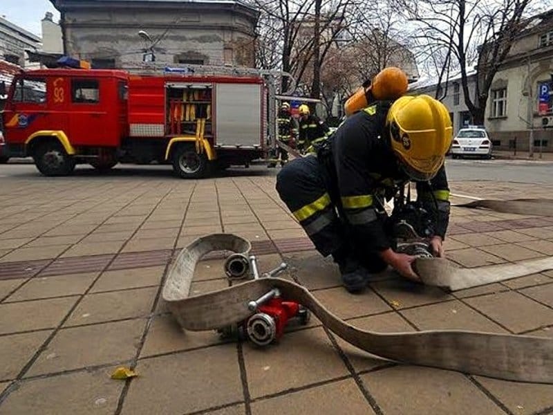 Goreo krov lokala u Kazandžijskom sokačetu 20 Vatrogasci foto Vanja Keser