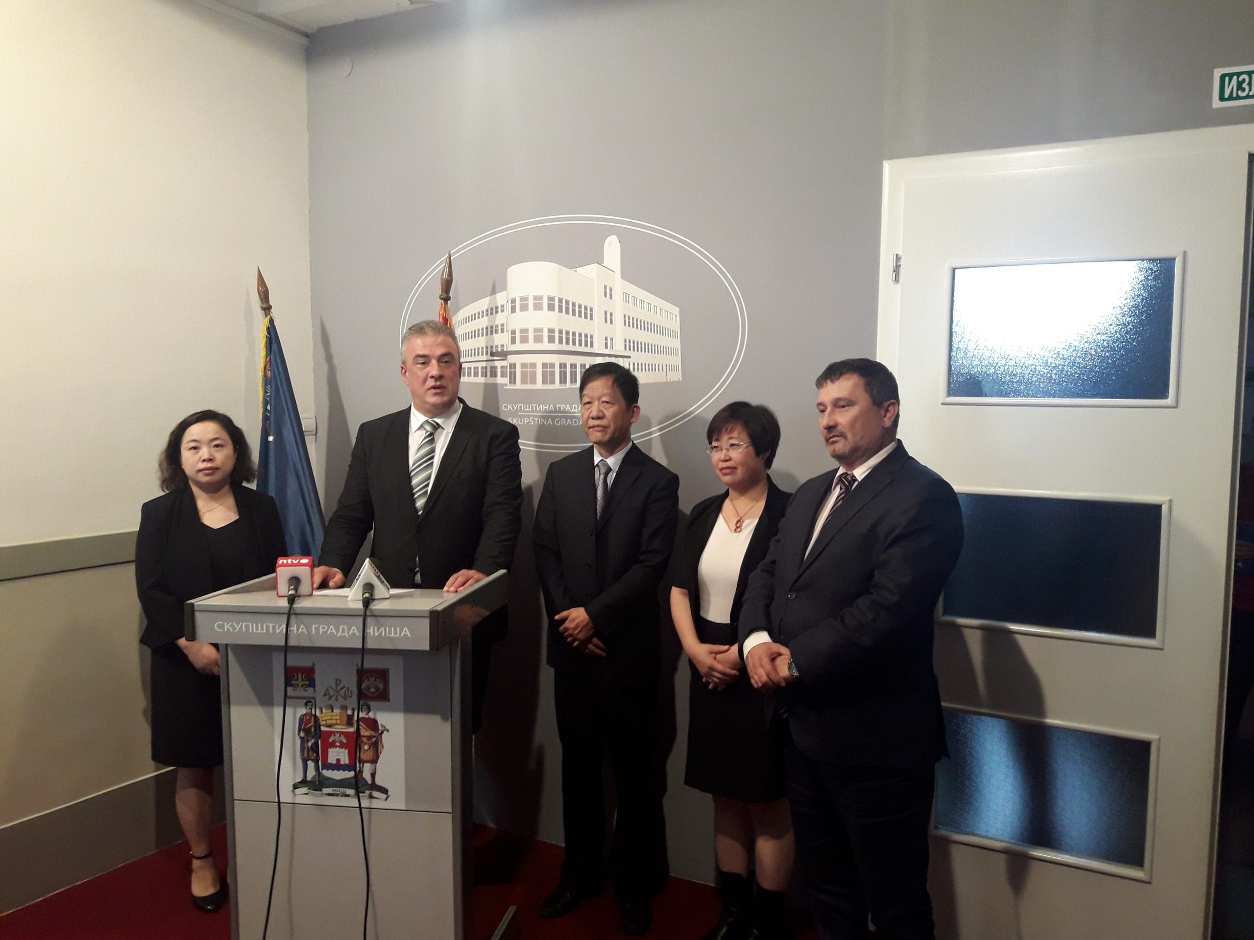 Kineski investitori zainteresovani za ulaganje u Niš? 1 rade rajkovic i kinezi foto Milan Jovanovic scaled