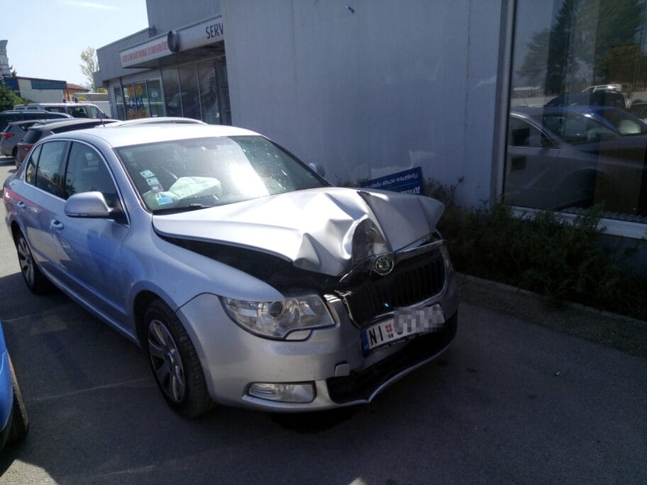 Opština Pantelej prodaje slupanu “škodu” 16 slupana skoda superb foto stefan markovic scaled