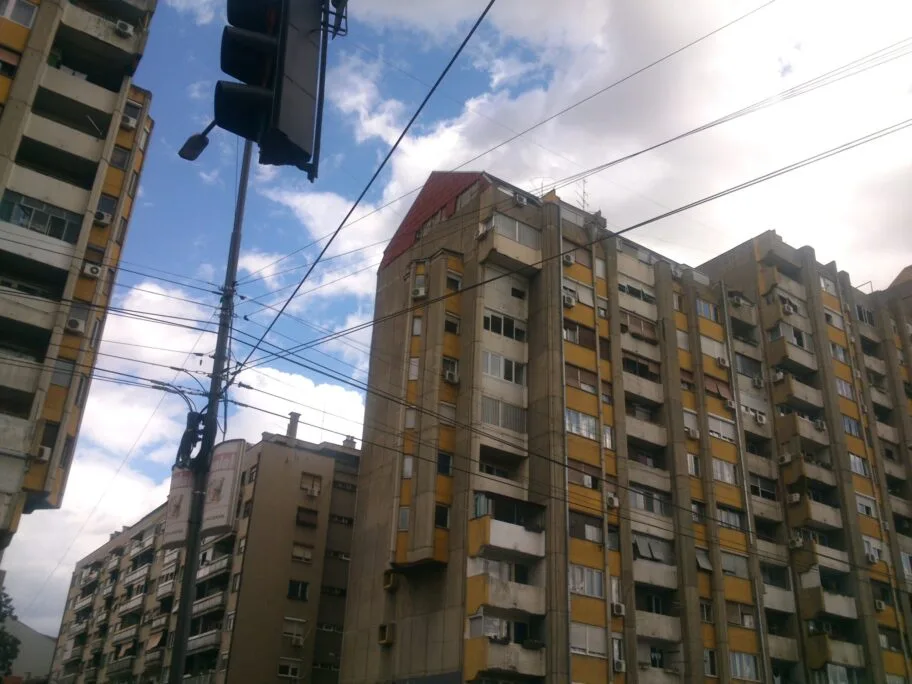 Vetar oborio i deo sa krova solitera 17 Zgrada Bulevar scaled