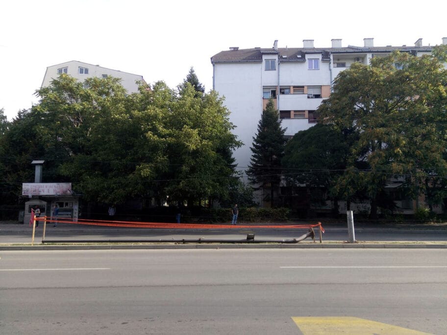 Oštećena bandera kod Vojne bolnice još nije popravljena 7 bandera 3 foto nikola markovic