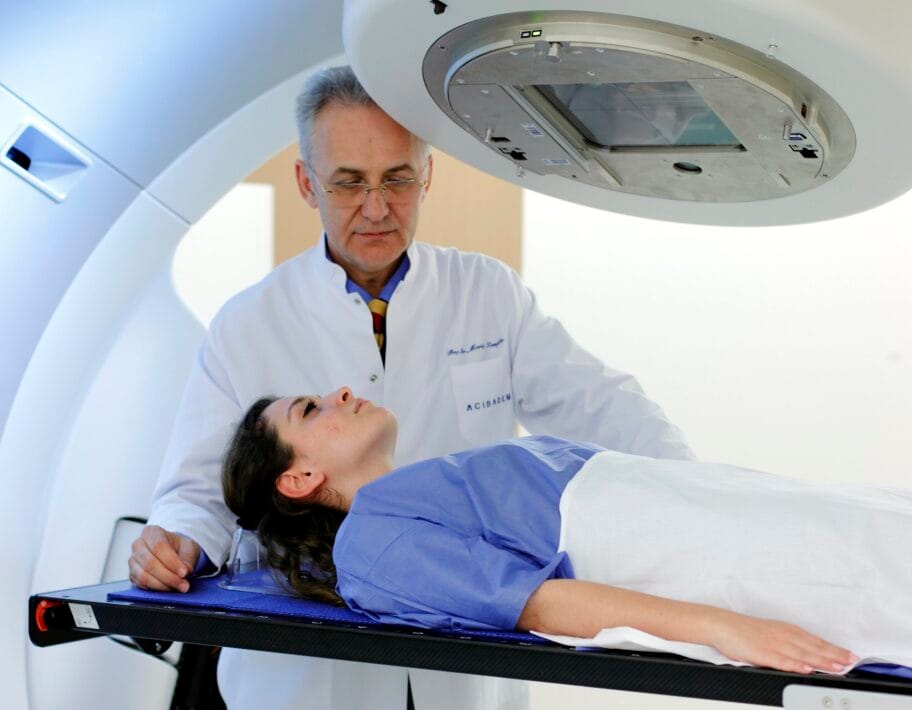 Truebeam aparat prof dr Meric sa pacijentkinjom foto Acibadem