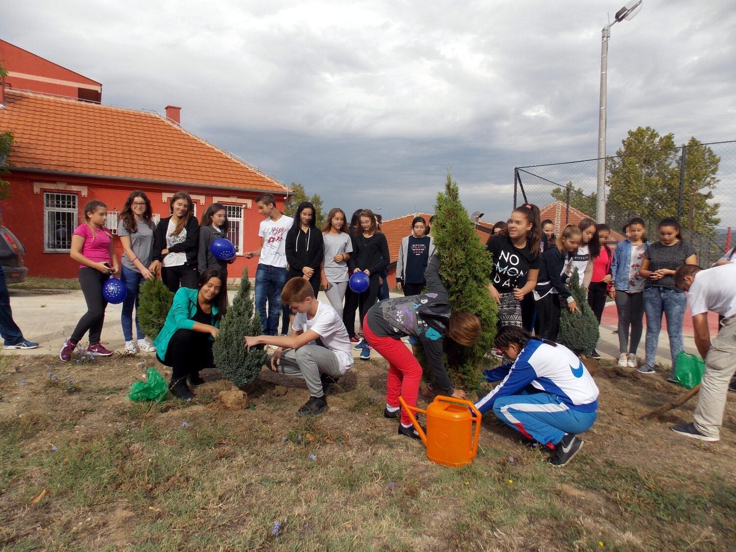 Ucenici i zaposleni u muzeju sade drvece foto Lj M scaled