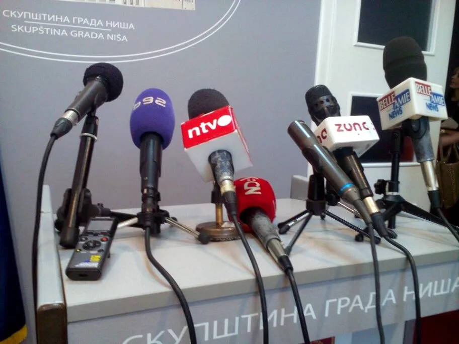 Pare za niške medije dobile agencije sa spornom dokumentacijom 9 mikrofoni foto vesna milic