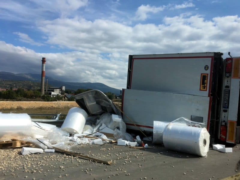 Prevrnuo se šleper, vozač bio pod dejstvom alkohola 1 Izvrnut sleper foto Miloena Velojic