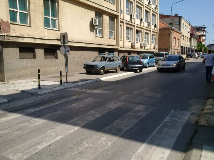 jugo nepropisno parkiran na trotoaru dva meseca