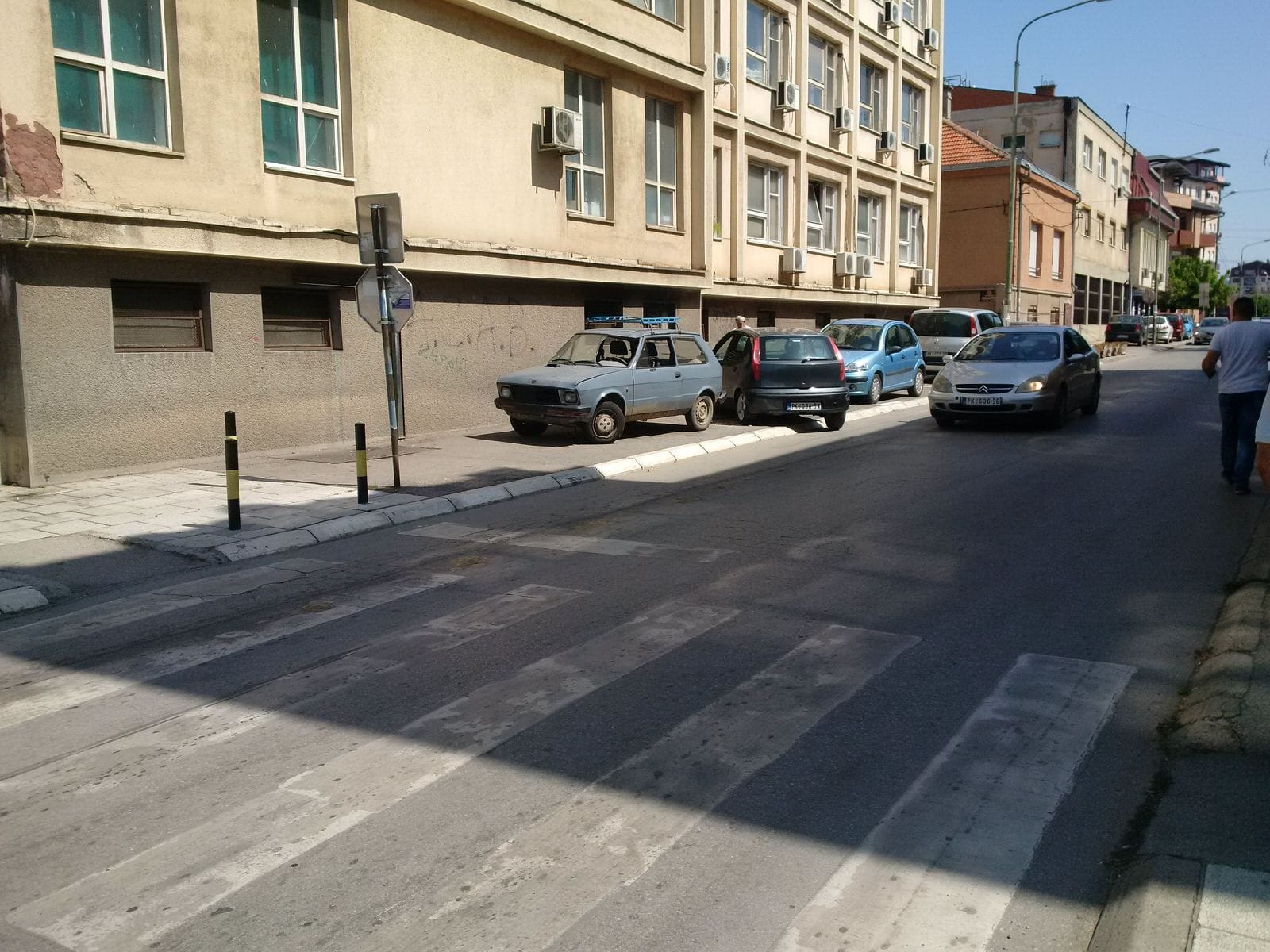 jugo nepropisno parkiran na trotoaru dva meseca