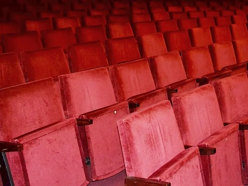 Večeras u Nišu predstava u kojoj glume i deca sa smetnjama u razvoju 4 sedista pozoriste ilustracija Kosta