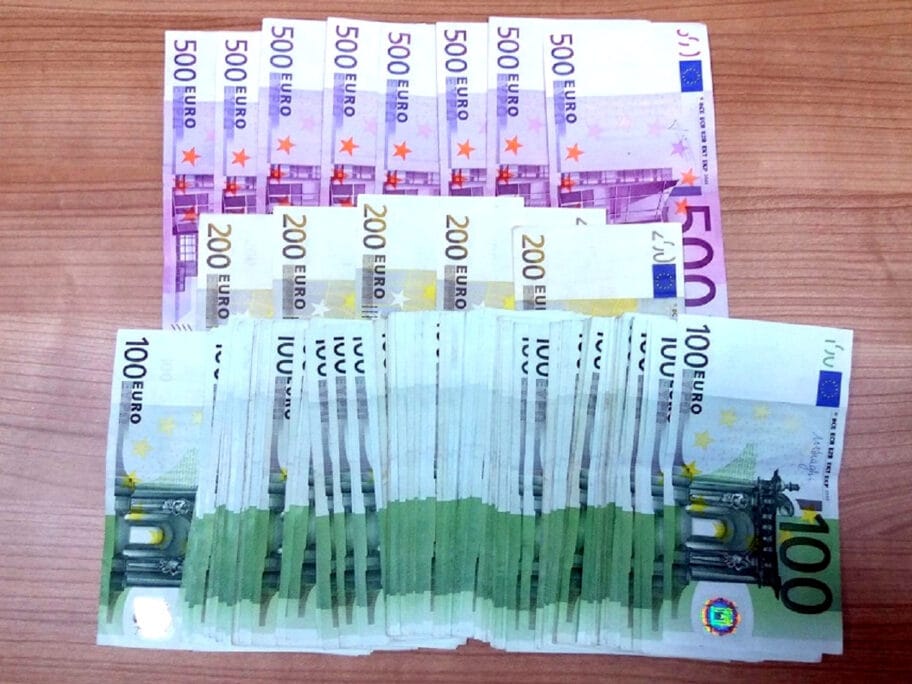 Devize pronadjene u pakovanju spageta foto carinici