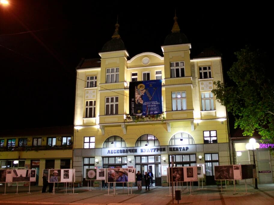 Izlozba na Platou ispre LKC a foto S S