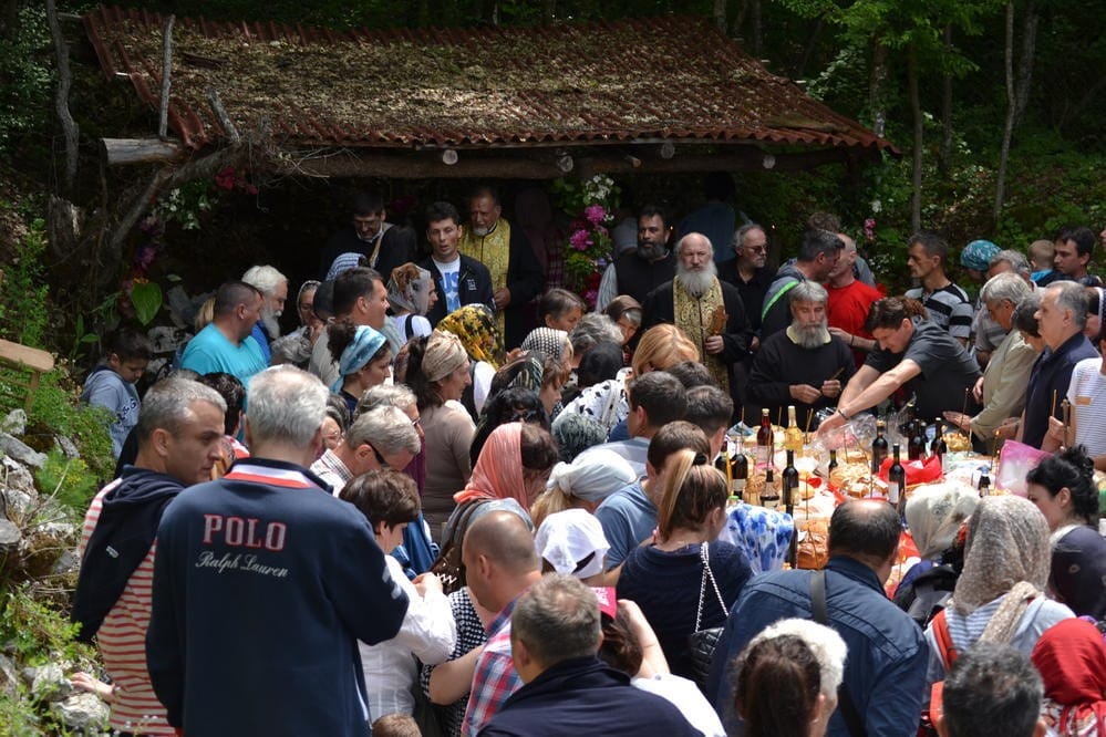 na-hiljade-vernika-sece-kolac-na-zidinama-starog-manastira-2---Copy