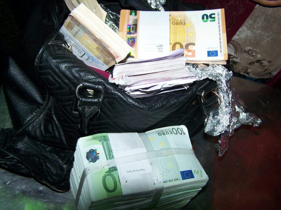 Neprijavljeni evri u torbici foto uprava carina