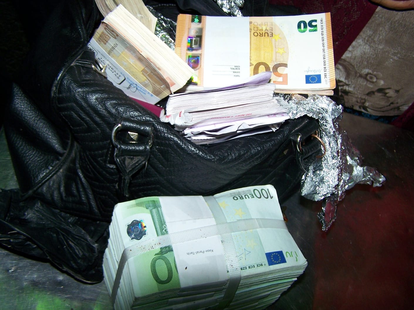Neprijavljeni evri u torbici foto uprava carina