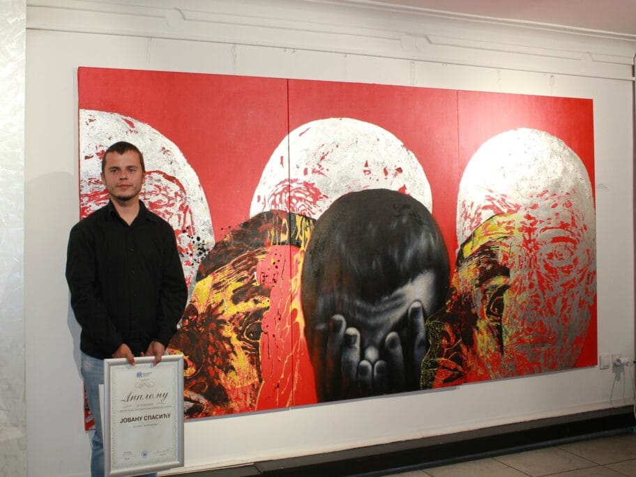 Nagradjeni Spasic ispred triptiha Razocarenje foto B A