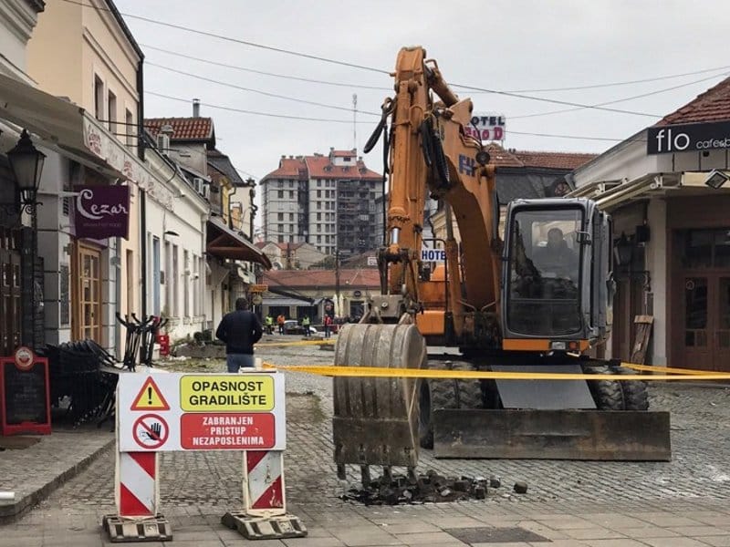 Republički zavod za zaštitu spomenika ne dostavlja informacije o Kazandžijskom sokačetu 20 Vadjenje kaldrme Kazandzijsko foto Marjan Cvetkovic