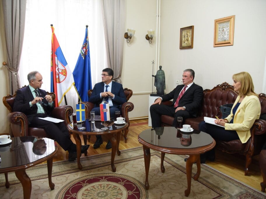 Vek saradnje Srbije i Švedske obeležen u Nišu 5 Ambasador Svedske Jan Lundin i gradonacelnik Nisa Darko Bulatovic sa saradnicima Foto Ivan Mancic