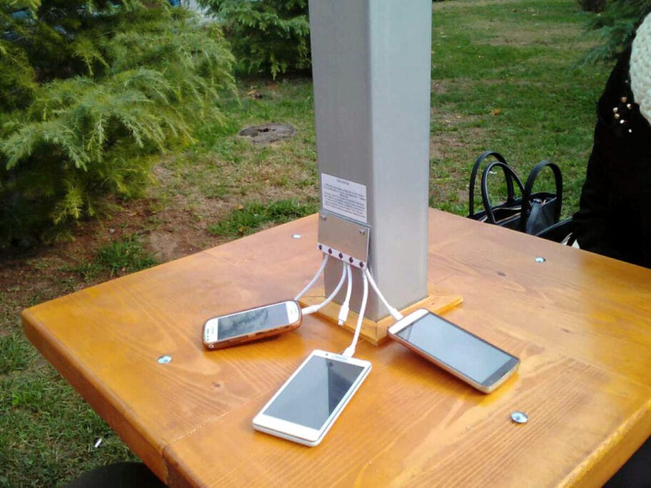 “Solarna drva” za punjenje mobilnih telefona u centru Niša 5 solarno drvo OM