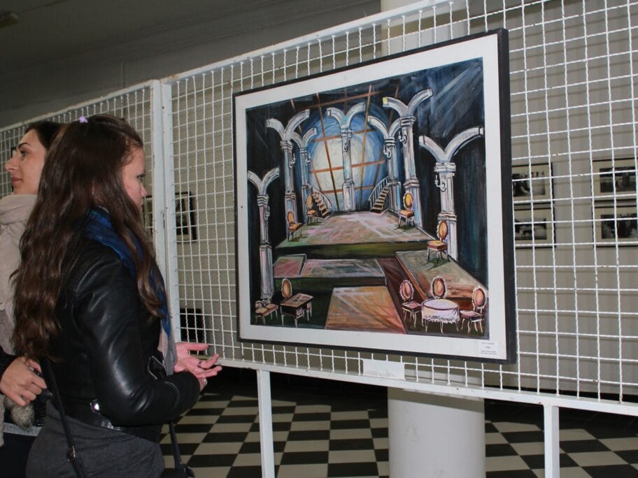 Izložba slika sa motivima Narodnog pozorišta iz Leskovca 2 Izlozba Retrospektiva scenografija foto B A