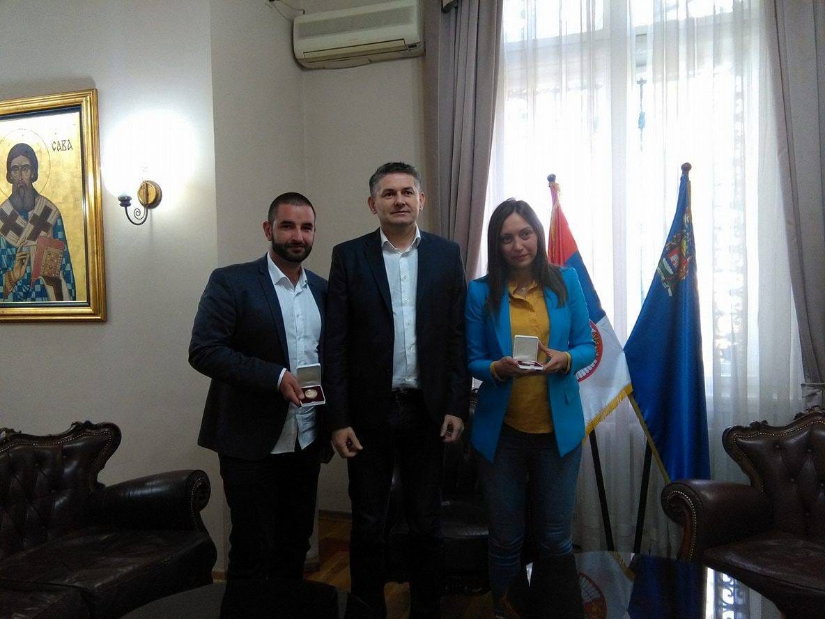 Tamara i Bogdan sa Bandjurom foto JV J A