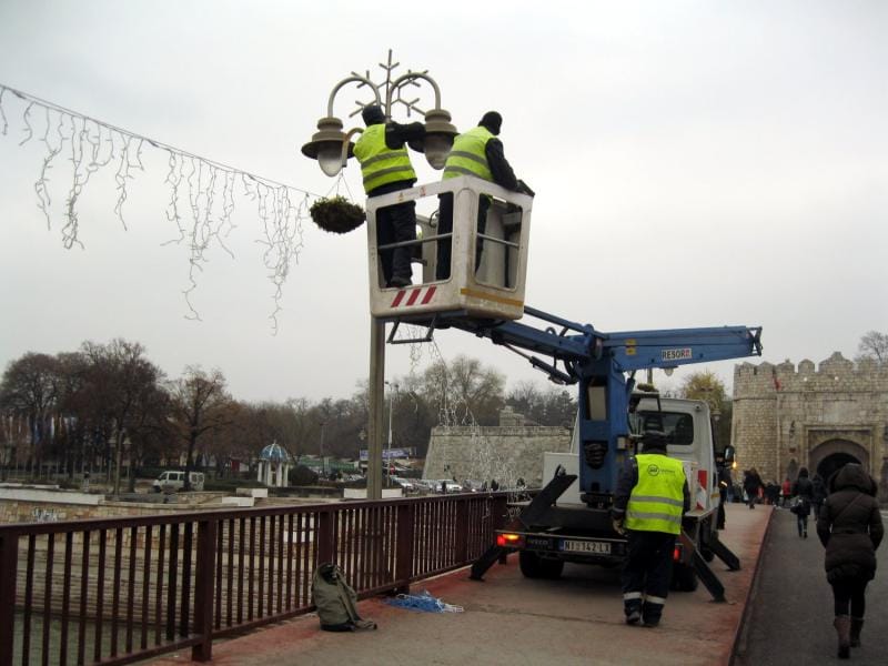 800x600 Postavljanje dekoracije na mostu foto JV