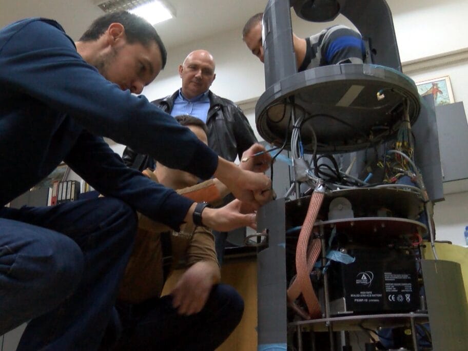 Nišlije napravile jeftinog robota koji će pomagati starima u Kini 15 Robot za kineske domove za stare foto N S