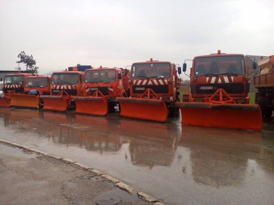 Zimska služba: Sneg nije stvorio probleme, ali jeste poledica zbog zapušenih kanala u selima oko Niša 6 Kamioni Zimska sluzba foto V M