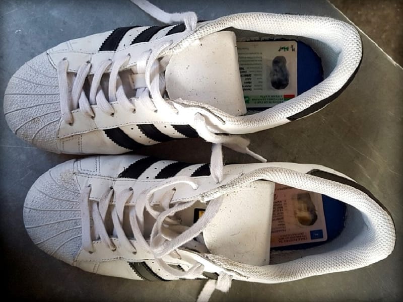 Lazna dokumenta sakrivena u patikama foto Uprava carina