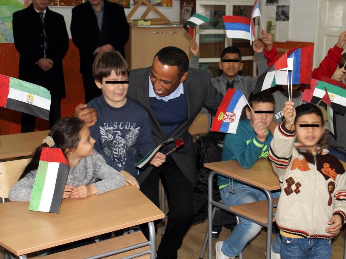 Ujedinjeni Arapski Emirati donirali stolariju školi u Ostrovici 2 Deca skola Ostrovica ambasador Emirata foto M Dj