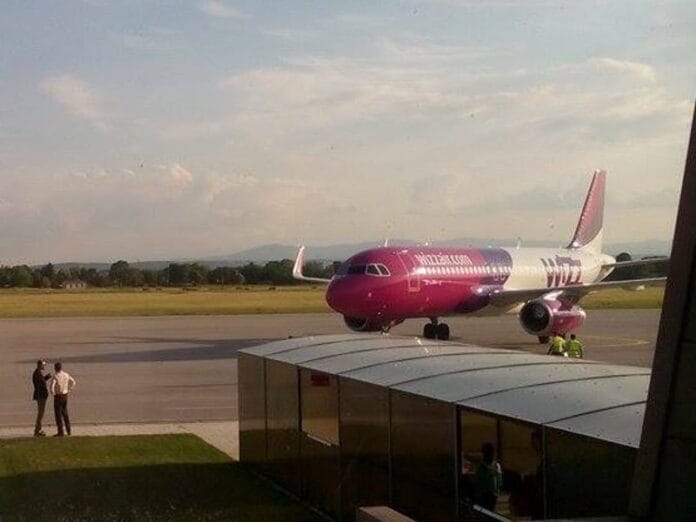 Avion Wizz Air foto V M